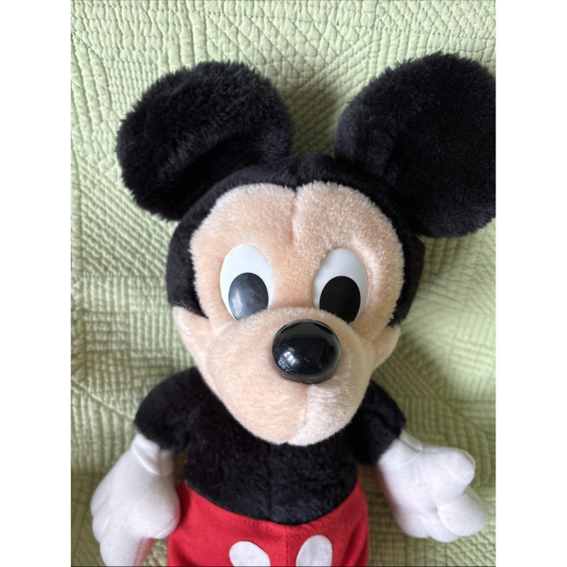 Een vintage Mickey Mouse Disney van Hasbro 15" rood wit zwart pluche knuffeldier afbeelding 2