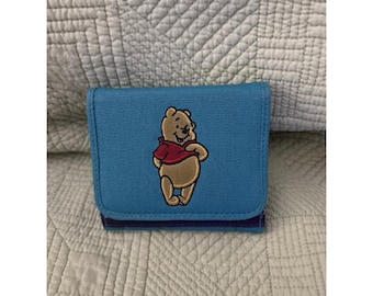 Cartera tríptico vintage de Winnie the Pooh de Disney en color turquesa con bordado de Pooh