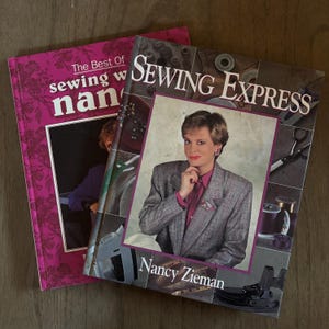 Puede incluir: Dos libros de costura vintage se muestran sobre una superficie de madera. Uno, rosa, se titula "The Best of sewing with nan". El otro es "Sewing Express", con una mujer en blazer.