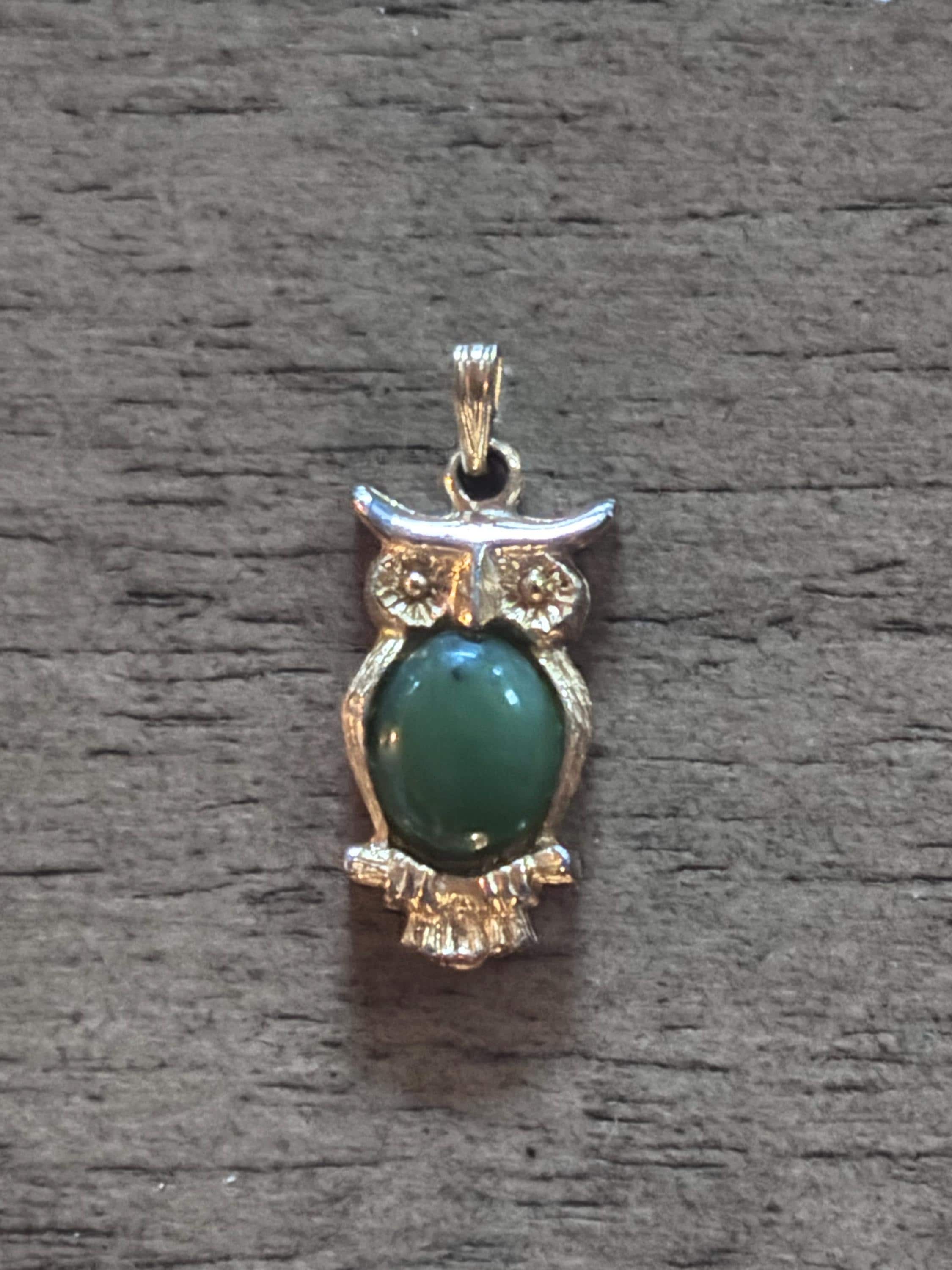 Vintage Owl Gold Tone Pendant &ndash; Green Stone Belly
