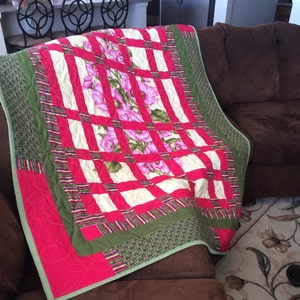 Garden Trellis Large Throw Quilt image 1