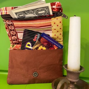 Cartera plegable con cremallera acolchada