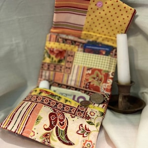 Cartera acolchada con tres pliegues y cremallera