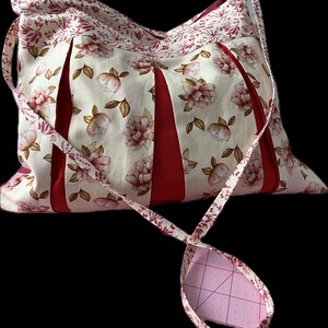 Bolso bandolera plisado con flores hecho a mano