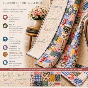 Puede incluir: Un edredón de retazos con palabras bordadas como "familia", "amor" y "esperanza". El edredón presenta varios patrones y colores de tela, incluyendo diseños florales y a cuadros. El texto "A Quilt Wrapped in Prayer" está en la parte superior.