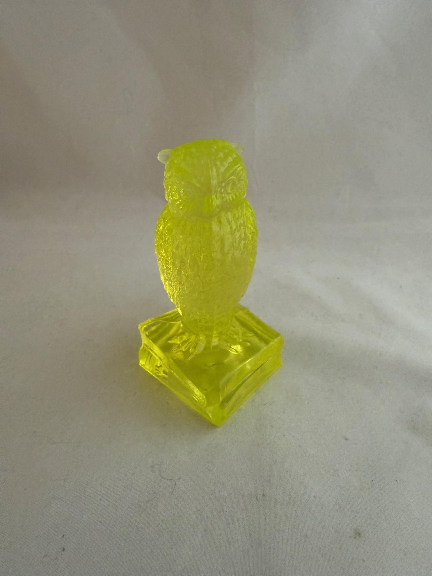 Degenhart Vaseline Uranium Owl on Books