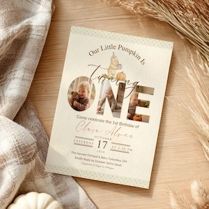 Könnte beinhalten: Eine rechteckige Geburtstagseinladungskarte mit dem Text Our Little Pumpkin Is Turning ONE. Das Design enthält drei kreisförmige und rechteckige Fotoausschnitte eines Kindes, eine Aquarell-Bärenillustration und Veranstaltungsdetails für Clara Alves.
