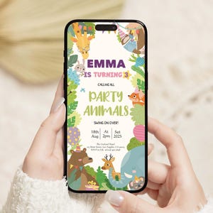 Könnte beinhalten: Ein Smartphone zeigt eine farbenfrohe Geburtstagseinladung. Der Text "EMMA IS TURNING 3" und "PARTY ANIMALS" ist deutlich zu sehen. Die Einladung enthält Illustrationen von Tieren und Partydekorationen. Datum und Uhrzeit sind ebenfalls angegeben.