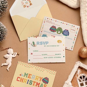 Könnte beinhalten: Eine Sammlung von Weihnachtspapeterie, darunter Umschläge und Karten. Die Karten zeigen festliche Designs mit den Texten „Merry Christmas“ und „RSVP by December 1st“. Die Farbpalette umfasst Creme, Rot, Grün und Blau.