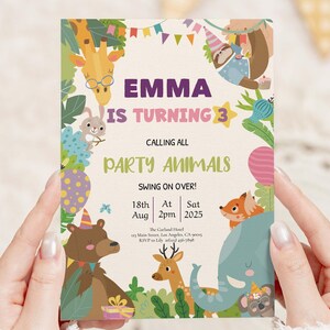 Könnte beinhalten: Eine farbenfrohe Geburtstagseinladung mit dem Text "EMMA WIRD 3" und Tierillustrationen. Die Einladung enthält Datum, Uhrzeit und Ort der Party, mit einem verspielten Design und einer verspielten Schriftart.