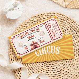 Könnte beinhalten: Zirkus-Themen-Einladung mit rotem und gelbem Ticketdesign. Die Einladung lautet "Kommt alle" und enthält Details für eine Geburtstagsfeier, einschließlich des Namens "Emma", des Datums und der Uhrzeit. Der Hintergrund ist ein gelbes Burst-Muster.