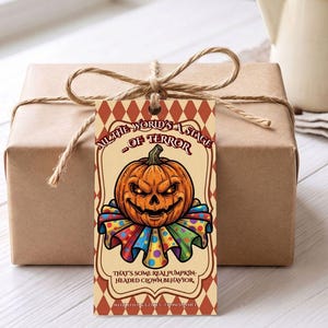 Könnte beinhalten: Ein rechteckiger Geschenkanhänger mit einer Illustration eines Kürbisses mit Clownskragen. Der Text lautet: ALL THE WORLD'S A STAGE OF TERROR, THAT'S SOME REAL PUMPKIN-HEADED CLOWN BEHAVIOR und WITH LOVE & GORE FROM [NAME].