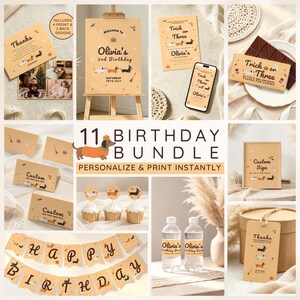 Könnte beinhalten: Ein digitales Geburtstagsparty-Set mit Dackel-Motiv in Orange- und Cremetönen. Enthält ein Willkommensschild, Einladungen, Cupcake-Topper, Wasserflaschenetiketten, ein Banner und Dankeschön-Anhänger mit dem Text Trick on Three.