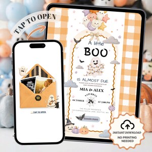 Könnte beinhalten: Eine digitale Babyparty-Einladung auf einem Tablet- und Smartphone-Bildschirm. Das Design zeigt ein Gespenst mit Lichterketten, Kürbissen, Fledermäusen und den Text A little BOO IS ALMOST DUE, Mia & Alex sowie weitere Veranstaltungsdetails.