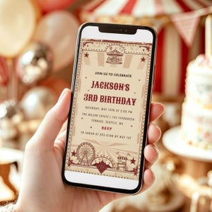 Könnte beinhalten: Ein Smartphone-Bildschirm zeigt eine digitale Geburtstagseinladung mit einem Vintage-Karneval-Thema. Der Text lautet: Join us to celebrate Jackson's 3rd birthday, Saturday, May 15th at 2:00 PM, The Miller Estate, 742 Evergreen Terrace, Seattle, WA. RSVP to Sarah at 555-0198 by May 1st.
