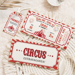 Könnte beinhalten: Ein Set von Geburtstagseinladungen zum Thema Zirkus. Das Set enthält ein Ticket, ein Etikett und eine rechteckige Karte, alle mit rot-weiß gestreiften Rändern. Auf dem Ticket steht "Come One, Come All".