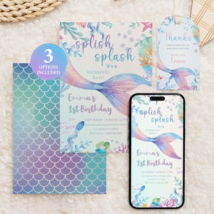Könnte beinhalten: Ein Geburtstagseinladungsset zum Thema Meerjungfrau. Das Set enthält eine Karte mit einem Meerjungfrauenschwanz-Design, ein Geschenk-Etikett und ein Telefon, das die Einladung anzeigt. Die Einladung lautet "splish splash it's a Mermaid Bash" und "Emma's 1st Birthday".