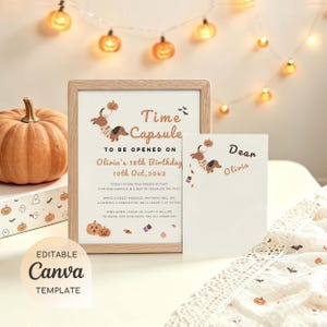 Könnte beinhalten: Ein Holzrahmen mit einem Time Capsule-Schild, das eine Dackel-Illustration und den Text Olivia's 18th Birthday 10th Oct, 2042 enthält, sowie eine passende Karte mit den Namen Dean und Olivia, verziert mit Kürbis-, Süßigkeiten- und Fledermausmotiven.