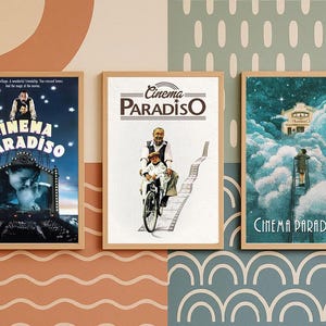 Peut inclure: Trois affiches encadrées du film "Cinema Paradiso" sont présentées. Les affiches présentent diverses scènes du film, dont un garçon regardant un écran, un homme et un garçon à vélo et un bâtiment dans les nuages. Les affiches sont encadrées de bois.