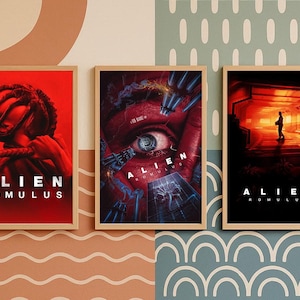 Puede incluir: Tres carteles enmarcados con el texto "ALIEN ROMULUS". Los carteles presentan imágenes en tonos rojos y negros. Uno muestra una figura, otro un ojo y el tercero una silueta en un pasillo. Los marcos son de color marrón claro.