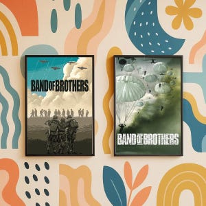 Puede incluir: Dos carteles enmarcados con el texto "Band of Brothers". Uno representa soldados y aviones, el otro paracaidistas descendiendo del cielo. Los carteles están en marcos negros y cuelgan de una pared colorida.