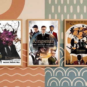 Puede incluir: Tres carteles enmarcados de la serie de películas Kingsman. Los carteles presentan escenas de acción, retratos de personajes y el título de la película. Los carteles están en marcos de madera y se muestran sobre un fondo estampado.