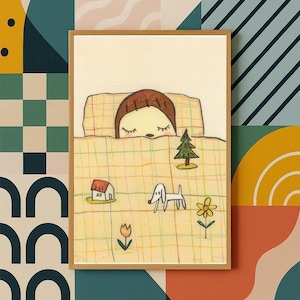 Puede incluir: Una impresión artística enmarcada con una ilustración caprichosa de una persona durmiendo bajo una manta. La obra de arte incluye una casa, un perro, un árbol y una flor. La impresión tiene un patrón de cuadros amarillos y marrones y está sobre un fondo geométrico colorido.