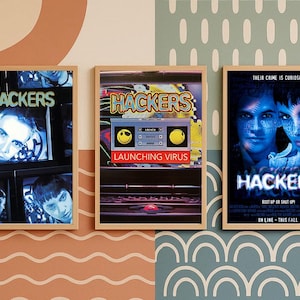 Può includere: Tre poster incorniciati del film Hackers. Il poster a sinistra mostra diversi schermi con il titolo Hackers. Il poster centrale mostra uno schermo di computer con il testo Hackers e Launching Virus. Il poster a destra presenta due volti con il titolo Hackers, il testo Their Crime Is Curiosity e Boot Up Or Shut Up.