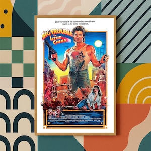 Puede incluir: Un póster enmarcado de la película "Big Trouble in Little China". El póster muestra a un hombre sosteniendo una pistola, con el título de la película en letras grandes. El fondo es una escena colorida y llena de acción.