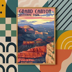 Puede incluir: Una impresión artística enmarcada con una ilustración de estilo vintage del Parque Nacional del Gran Cañón. La obra de arte muestra las formaciones rocosas en capas del cañón en tonos naranja y rojo, bajo un cielo de atardecer. El texto incluye "Grand Canyon National Park" y "Mather Point."