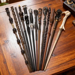 Puede incluir: Una colección de varitas de diseño intrincado en varios tonos de marrón, negro y crema, dispuestas sobre una superficie de madera. Cada varita presenta tallas, texturas y adornos únicos, mostrando una gama de estilos y diseños.