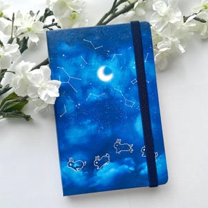 Carnet de notes Lapins constellation stellaire | Carnet de notes A5 à couverture rigide en similicuir avec un joli lapin céleste