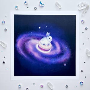 Impression d&#39;art macaron voie lactée lapin | Illustration d&#39;étoiles et de galaxies de lapin céleste | Art mural mignon inspiré de l&#39;espace | 10 x 10 pouces
