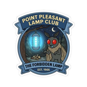 Puede incluir: Una pegatina con un dibujo de una polilla de dibujos animados con ojos rojos y una lámpara azul brillante en un bosque. El texto dice "Point Pleasant Lamp Club" y "The Forbidden Lamp Est. 1966" en un diseño circular.