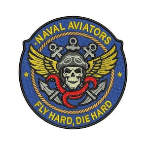 Könnte beinhalten: Gestickter Aufnäher mit blauem Hintergrund und den gelben Worten "NAVAL AVIATORS". Der Aufnäher zeigt einen Totenkopf mit Pilotenhelm, Flügeln, Ankern und dem Text "FLY HARD, DIE HARD".