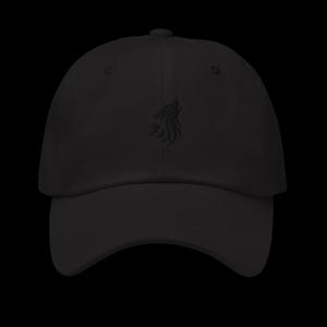 Puede incluir: Gorra de béisbol negra con visera curva y correa ajustable. La gorra presenta un diseño bordado tonal en la parte delantera. El sombrero está hecho de un material suave y duradero.