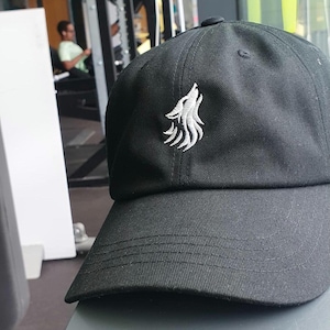 Bestickte Wolf Logo Baseball Kappe: Minimalistischer Streetwear Dad Hut