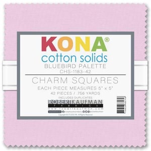 Puede incluir: Un paquete de cuadrados de encanto Kona Cotton Solids rosas. La etiqueta dice "KONA Cotton Solids Bluebird Palette" y "Charm Squares". Cada cuadrado mide 12,7 cm x 12,7 cm. El paquete contiene 42 piezas.