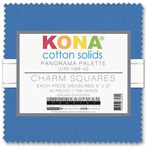 Puede incluir: Un conjunto de cuadrados de tela azul Kona Cotton Solids. Cada cuadrado mide 12,7 cm x 12,7 cm. La etiqueta dice "KONA cotton solids" y "Panorama Palette". Incluye 42 piezas y duplicados.