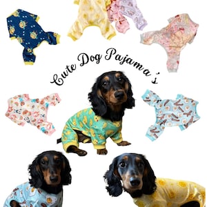 Puede incluir: Una colección de pijamas para perros con varios patrones, incluyendo soles amarillos, lazos rosas, estampados florales, patitos de goma y alimentos de desayuno como huevos y tocino. El texto Cute Dog Pajama's está centrado entre las prendas.