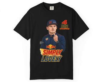 Pode incluir: Camiseta preta com um retrato de um homem com boné e uniforme azuis. A camisa exibe o texto "4 Times World Champion" e "Simply Lovely" em amarelo e vermelho. O logotipo da Red Bull também é visível.