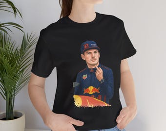 Pode incluir: Camiseta preta com um retrato de um homem usando um boné azul com o número 33 e um macacão de corrida azul. O logotipo da Red Bull Racing é visível. O homem está mostrando o dedo do meio.