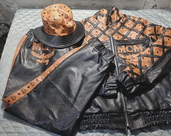 Trajes de cuero MCM hechos a mano, traje de motociclista MCM para hombre, traje de motociclista MCM para hombre, traje de cuero MCM para motociclista, traje MCM de cuero con sombrero de cuero.