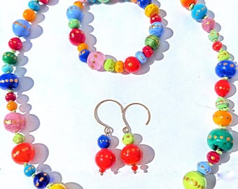 Conjunto de joyas compuesto por collar, pulsera, pendientes, cuentas de vidrio y vidrio soplado: pieza única.