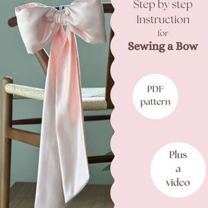 Peut inclure: Un nœud en satin rose clair est drapé sur le dossier d'une chaise en bois. Le nœud est grand et décoratif, avec de longues queues fluides. Le texte indique "Step by step Instruction for Sewing a Bow", "PDF pattern", et "Plus a video".