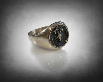 Anillo de sello de plata esterlina TCB, diseño de rayo, detalles oxidados, joyería hecha a mano.