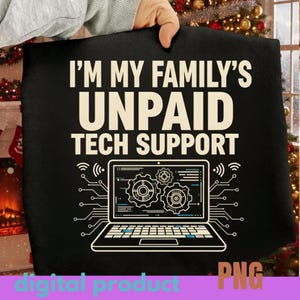 Könnte beinhalten: Schwarzes T-Shirt mit dem weißen Text "I'M MY FAMILY'S UNPAID TECH SUPPORT". Eine Laptop-Grafik mit Zahnrädern und Leiterplattendetails befindet sich unter dem Text. Die Wörter "digital product" und "PNG" stehen unten.