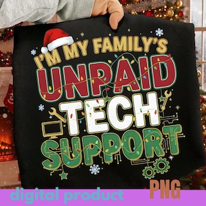 以下が含まれることがあります： 黒いTシャツに「I'M MY FAMILY'S UNPAID TECH SUPPORT」の文字が赤、白、緑で書かれています。サンタの帽子とクリスマスライトがテキストを飾っています。「digital product」と「PNG」の文字が下にあります。