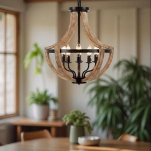 Puede incluir: Un candelabro rústico con marco de madera y detalles de metal negro. La lámpara tiene seis bombillas y cuelga de una cadena negra. El candelabro está suspendido sobre una mesa de comedor de madera.