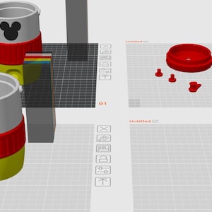 Puede incluir: Una representación digital en 3D que muestra dos recipientes cilíndricos con partes superiores blancas, bandas centrales rojas y bases amarillas, cada uno con una silueta negra de orejas de ratón. Incluye una tapa roja, asa y piezas pequeñas.